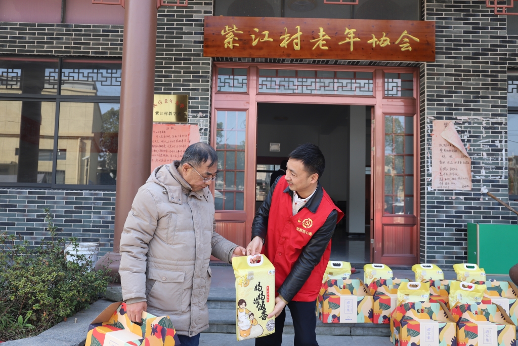 暖春意，敬老情-华体网官方网站-华体（中国）多年坚持慰问孤寡老人